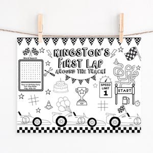 Pode incluir: Página para colorir imprimível em preto e branco com tema de corrida de carros. A página inclui uma busca de palavras, um labirinto e um carro de corrida com o texto "KINGSTON'S FIRST LAP AROUND THE TRACK!"