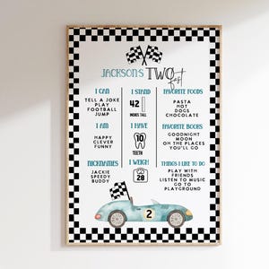 Könnte beinhalten: Ein schwarz-weiß karierter Hintergrund mit einer blauen Rennwagen-Illustration. Der Text "Jackson's Two" steht oben auf dem Plakat. Das Plakat listet Fakten über ein Kind auf, darunter seine Größe, sein Gewicht, seine Lieblingsessen und seine Lieblingsbücher.