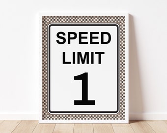 Puede incluir: Arte de pared enmarcado con un letrero blanco con las palabras "SPEED LIMIT 1" en negro. El letrero tiene un borde negro y un patrón de cuadros alrededor del borde. El marco es blanco, ideal para la decoración.