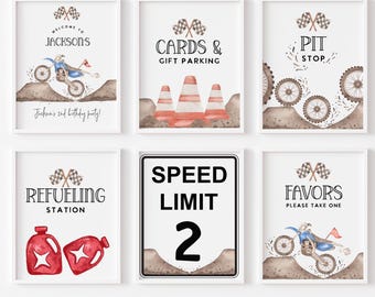 Puede incluir: Seis carteles imprimibles para una fiesta con temática de motocross. Los carteles presentan una moto de cross, banderas a cuadros y texto que dice "Bienvenido a Jackson's", "Tarjetas y estacionamiento de regalos", "Parada en boxes", "Estación de repostaje", "Límite de velocidad 2" y "Favores Por favor, tome uno".