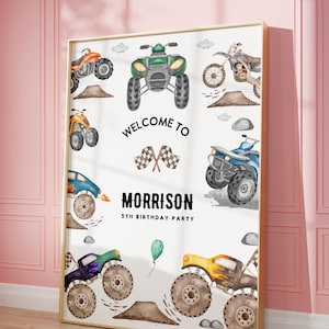 Peut inclure: Une pancarte d'accueil blanche avec un cadre dor&eacute; repr&eacute;sentant une illustration aquarelle de diff&eacute;rents v&eacute;hicules tout-terrain, dont des monster trucks, des quads et des motos tout-terrain. La pancarte indique "Bienvenue &agrave; Morrison 5e anniversaire".