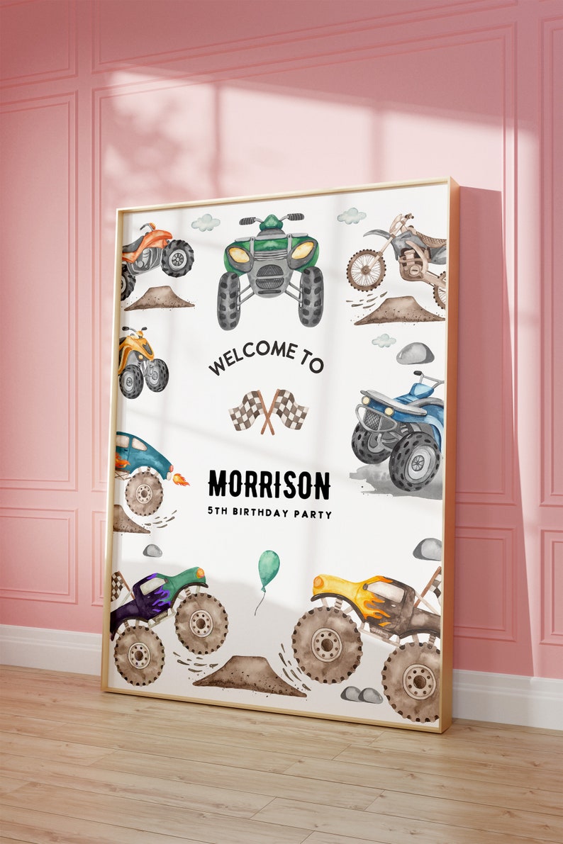 Peut inclure: Une pancarte d'accueil blanche avec un cadre dor&eacute; repr&eacute;sentant une illustration aquarelle de diff&eacute;rents v&eacute;hicules tout-terrain, dont des monster trucks, des quads et des motos tout-terrain. La pancarte indique "Bienvenue &agrave; Morrison 5e anniversaire".