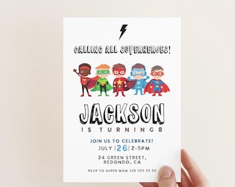 Puede incluir: Una invitación a una fiesta de cumpleaños con temática de superhéroes para el octavo cumpleaños de Jackson. La invitación presenta un grupo de superhéroes de dibujos animados con trajes coloridos. El texto dice "¡Llamada a todos los superhéroes! Jackson cumple 8 años. ¡Únete a nosotros para celebrarlo! 26 de julio, de 2 a 5 pm. 24 Green Street, Redondo, CA. RSVP a Super Mom 310 555 55 55."