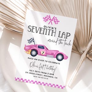 Op de afbeelding: Een roze raceauto-verjaardagsuitnodiging met de tekst "Olivia's Seventh Lap around the track". De uitnodiging bevat een roze raceauto-afbeelding, geblokte vlaggen en evenementdetails.