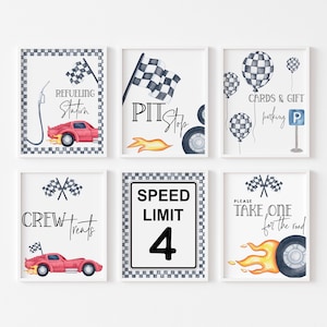 Pu&ograve; includere: Set di sei stampe incorniciate a tema corse. Ogni stampa presenta illustrazioni ad acquerello di auto da corsa, bandiere a scacchi e testo come "Refueling Station" e "Pit Stop". La tavolozza dei colori include rosso, blu e nero.