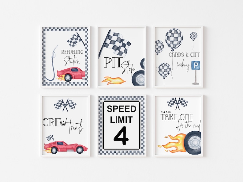 Pu&ograve; includere: Set di sei stampe incorniciate a tema corse. Ogni stampa presenta illustrazioni ad acquerello di auto da corsa, bandiere a scacchi e testo come "Refueling Station" e "Pit Stop". La tavolozza dei colori include rosso, blu e nero.