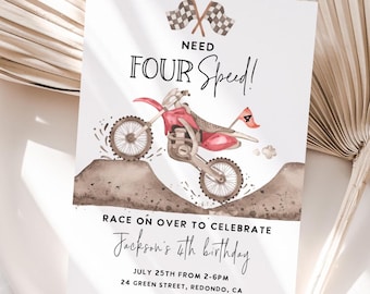 Puede incluir: Tarjeta de invitación blanca con una ilustración de una moto roja saltando sobre una colina marrón. El texto dice "NEED FOUR Speed!" y "Race on over to celebrate Jackson's 4th birthday". Incluye fecha, hora e información de RSVP.