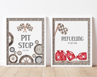 Puede incluir: Dos carteles imprimibles para una fiesta con temática de coches de carreras. El primer cartel dice "Pit Stop Station" y está rodeado de huellas de neumáticos en blanco y negro a cuadros. El segundo cartel dice "Estación de repostaje" y tiene bidones de gasolina rojos con estrellas blancas.