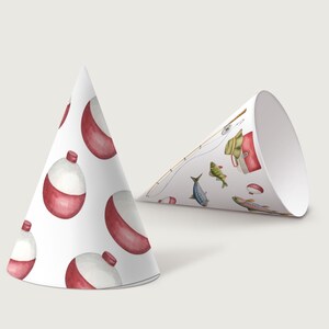 以下が含まれることがあります： 釣りテーマの白いパーティーハット。片方の帽子には、赤と白の浮きのパターンがあります。もう一方の帽子には、釣り竿、タックルボックス、魚のイラストなど、釣り道具が表示されています。釣りテーマのパーティーに最適です。