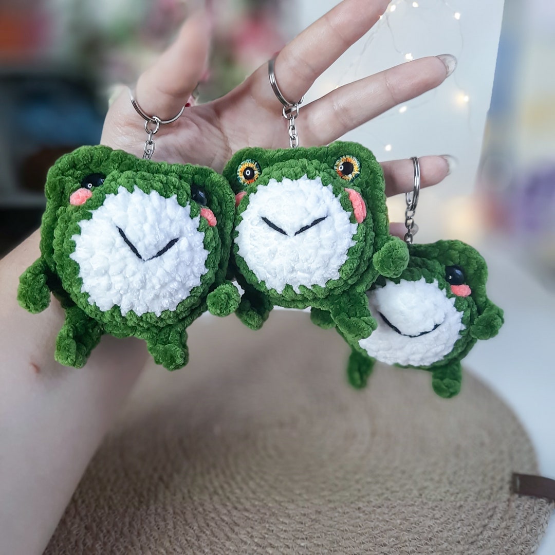 ぬいぐるみのカエルのかぎ針編みキーホルダーのパターン：かわいい