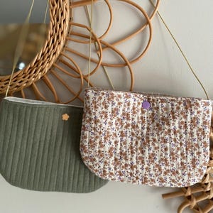 Kindertasche mit kleinen Blumen