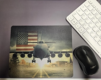 Alfombrilla de ratón de avión C-130 con fondo de bandera estadounidense / Accesorio de escritorio militar patriótico / Regalo para veteranos