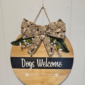 Chiens rustiques bienvenus, panneau en bois toléré par les gens pour décoration de porte d&#39;entrée.