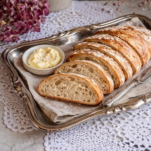 Può includere: Un set di tre tazze in ceramica con finitura opaca e macchiettata. Ogni tazza presenta un colore diverso: azzurro, crema e grigio. Le tazze hanno un design semplice e moderno con una forma arrotondata e un manico.