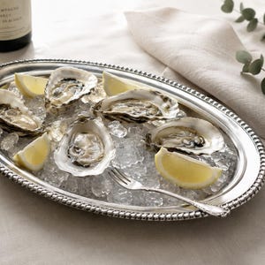 Vassoio in metallo vintage, piatto ovale per pesce, piatto da portata inciso, cestino per il pane, paletta per ostriche, tagliere per salumi, centrotavola per buffet
