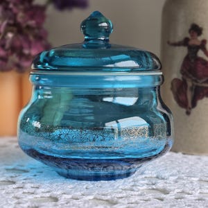 Vintage blauwglazen apothekerspot uit de jaren 1950 – Belgische pot met deksel en zilver verguldsel