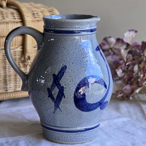Brocca tedesca vintage con smalto al sale – Brocca in gres da 1 l – Motivo floreale blu cobalto – 18 cm – Ceramica rustica da fattoria – Germania di metà secolo