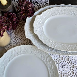 Vintage witte porseleinen serveerset Mitterteich Bavaria – 3 grote borden 29 cm 38 cm servies Duits reliëf