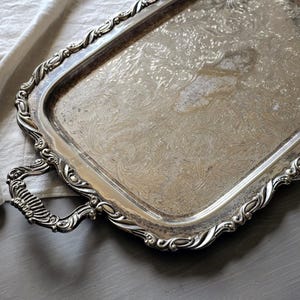 Stor vintage Oneida silverpläterad serveringsbricka, utsmyckad butlerbricka med handtag, barock galleribricka, rektangulär silverpläterad sminkbricka