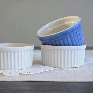 Vintage schaaltjesset – 3 Franse keramische souffléschalen – wit en blauw – 4 x 9 cm