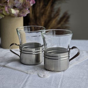 フランス製のヴィンテージ デュラレックス ガラス タンブラー ペア (金属ホルダー付き)。希少なヴィンテージ デュラレックス ガラス タンブラー (金属ホルダー付き)