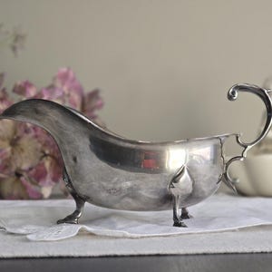 Antique Victorian EP NS Gravy Boat – Footed English Silverplate Tableware – Patina Finish – Marked 3L333 – 8.5x17 cm – Made in England
