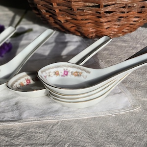 Set of 7 Vintage Asian Soup Spoons with Floral Design – 13 cm – Elegant Porcelain Spoons with Gold Trim