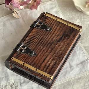 Boîte de livre en bois antique, très vieille boîte de rangement décorative, livre décoratif, livre en bois de style vintage avec des touches de métal, boîte de rangement secrète