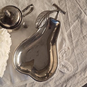 Vintage Metal Pear-Shaped Tray – Silver-Tone Decorative Dish 17.5×10×1.5 cm – Elegant Fruit Design, Elegant Vanity Decor