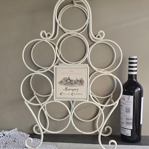 Portabottiglie in metallo vintage francese per 8 bottiglie – Design a spirale color crema – Arredamento rustico per cucina – Portabottiglie in stile fattoria – 58×31×16 cm