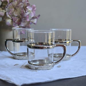 Juego de 3 tazas de té vintage de vidrio de mediados de siglo con soportes cromados – Alemania Occidental
