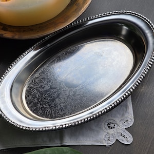 Vintage metal oval tray with floral motifs. Rustic farmhouse. Shabby chic. Collecting vintage items. Serving tray