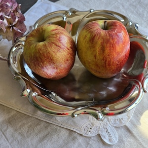 Vintage Deep Metal Tray with Ornate Edge – Rustic Farmhouse Round Serving Tray – 25 cm – Mid-Century Retro Charmy vintage