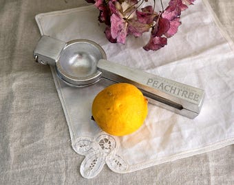 Vintage Peachtree Lemon Squeezer 22.5 cm | Metal Citrus Press | Mid Century Juicer | Retro Kitchen Tool USA