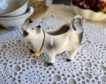 Brocca Per Latte In Ceramica A Forma Di Mucca: La Più Simpatica Che Vedrai! Contenitore Con Beccuccio Versatore E Manico A Coda. Perfetta Per Sciroppi, Salse, Latte E Condimenti. Un Must Have Per Una Cucina Allegra.