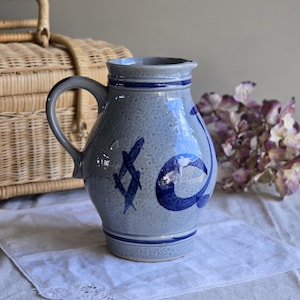 Vintage German Salt Glaze Stoneware Pitcher – 1L – Cobalt Blue Floral Design – Rustic Pottery Jug – 18 cm – Country Decor