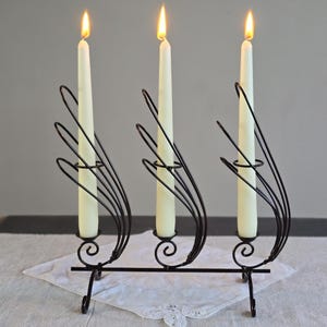 Vintage Metal Candelabra – Sculptural 3-Taper Candle Holder – Scroll Design – Black Wire Candle Stand – 27x30 cm – Elegant Table Decor