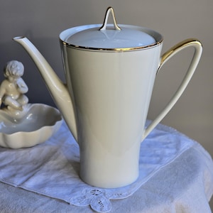 Elegant vintage Bavaria Johann Seltmann Vohenstrauss coffee pot with gold accents — 22 cm. Timeless collectible and functional décor.