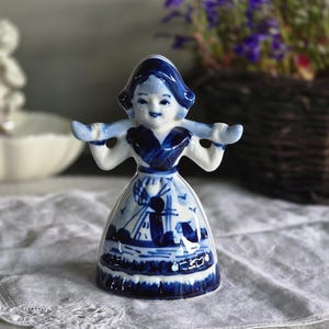 Vintage Nederlands Delfts blauw porseleinen meisjesbeeldje met juk. Delfts keramiek verzamelbeeldje. Hollands blauw wit witgoed Landboerderij