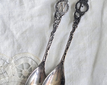 Conjunto de colheres vintage holandesas banhadas a prata com monograma – Colheres de lembrança da Holanda, iniciais N e F