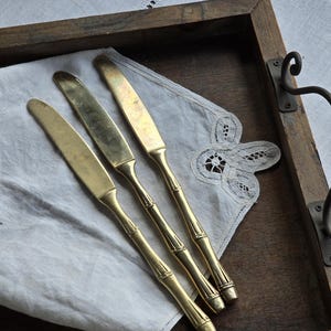 Set of 3 Vintage Brass Knives – 22.5 cm – Bamboo Handles – Mid-Century Cutlery – Golden Knife Set – Retro Table Decor – Boho Style