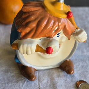 Vintage Drummer Piggy Bank – 1990s Collectible Coin Bank – Retro Savings Tin – Whimsical Novelty Decor – Fun Gift Idea – 14.5 cm