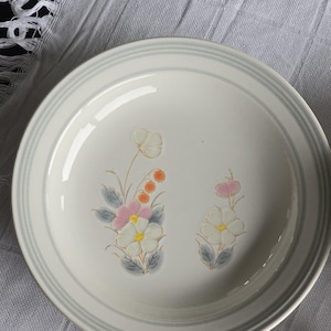 Set of 5 Vintage Japanese Stoneware Plates – Floral Design – White & Pink – Minimalist Tableware – 22 cm – Made in Japan