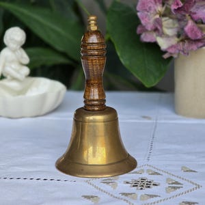 Campana de mano de latón antigua única con mango de madera. Campana de mano de latón inglesa vintage con mango de madera. Campana de timbre para escuela de maestros