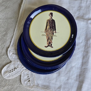 Juego de 6 posavasos metálicos vintage de Charlie Chaplin (recuerdos de películas de los 80), borde azul, 9 cm