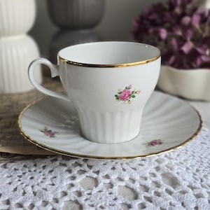 Vintage J Kronester Bavaria Cup Saucer 1970s / Juego de té de porcelana alemán con rosas y guión dorado "Voor Moeder"