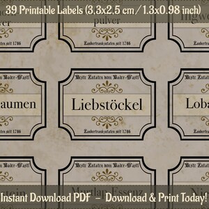 Könnte beinhalten: Neununddreißig druckbare Etiketten im Vintage-Design. Die Etiketten sind 1,3 Zoll mal 0,98 Zoll groß und haben einen braunen Hintergrund mit goldenen Akzenten. Die Etiketten sind für die Verwendung mit Gewürzen und Kräutern gedacht. Der Text auf den Etiketten enthält die Wörter "Graph Pulver", "Liebstöckel", "Lobaluggif", "Enkpflaumen" und "Zanbertrankyataten seit 1786".