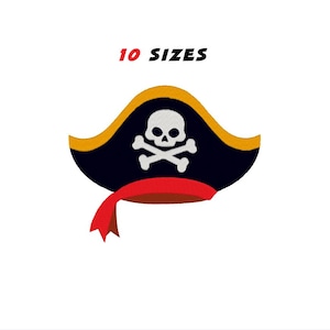 Può includere: Un cappello da pirata dei cartoni animati con un emblema di teschio e ossa incrociate bianche su sfondo blu navy. Il cappello ha un bordo dorato e un nastro rosso. Il testo "10 SIZES" è sopra il cappello.