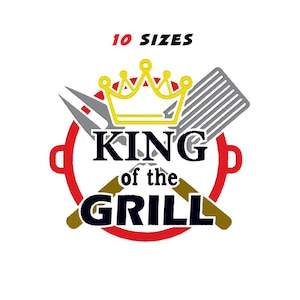 Könnte beinhalten: Ein Grafikdesign mit dem Text "KING of the GRILL" in Schwarz, gekrönt von einer gelben Krone. Ein roter Kreis umrahmt den Text, mit einem Spatel und einer Zange dahinter. Die Worte "10 SIZES" stehen über der Krone.