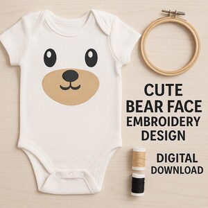 Pode incluir: Body de bebé branco com um desenho de rosto de urso. O rosto do urso apresenta olhos ovais pretos, um focinho bege e uma boca preta. A imagem também inclui um bastidor de bordado, duas bobinas de linha e o texto "CUTE BEAR FACE EMBROIDERY DESIGN DIGITAL DOWNLOAD."